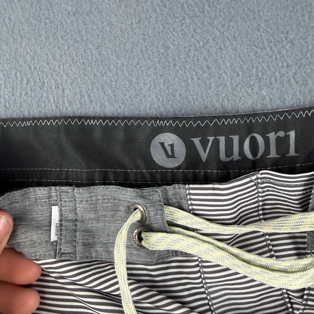 Vuori Cruise Board Shorts Men's 34 Gray Orange Striped Performance Swim Trunks - Picture 5 of 9